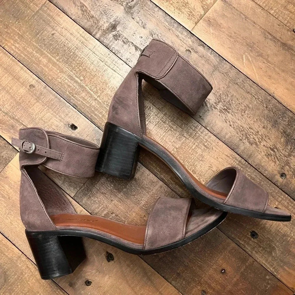 💗 Bernardo Suede Heels - Size 6M - Picture 3 of 7